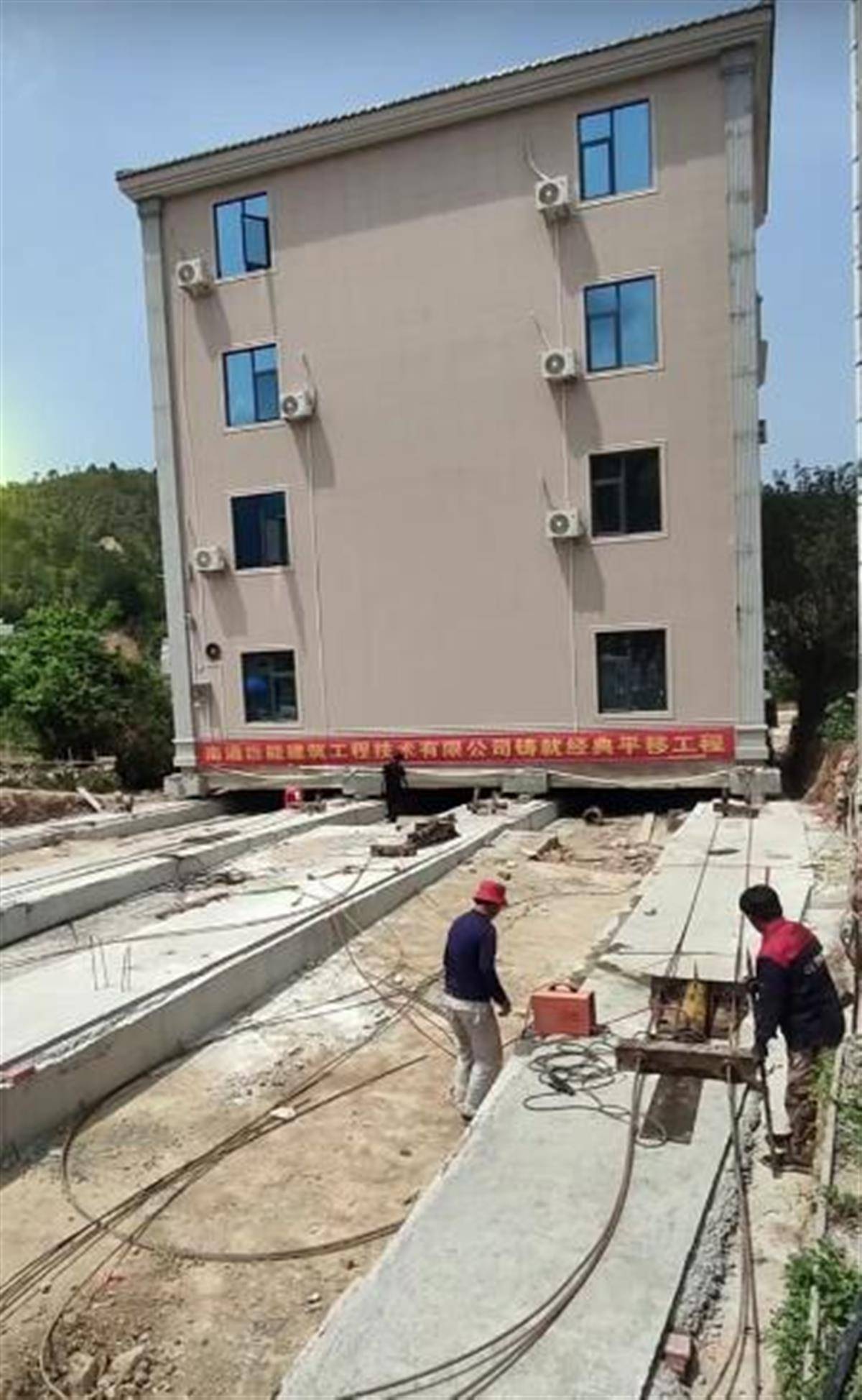 广东一农户花80万元平移4层楼房60米，平移期间全家仍住屋内，施工方揭秘
