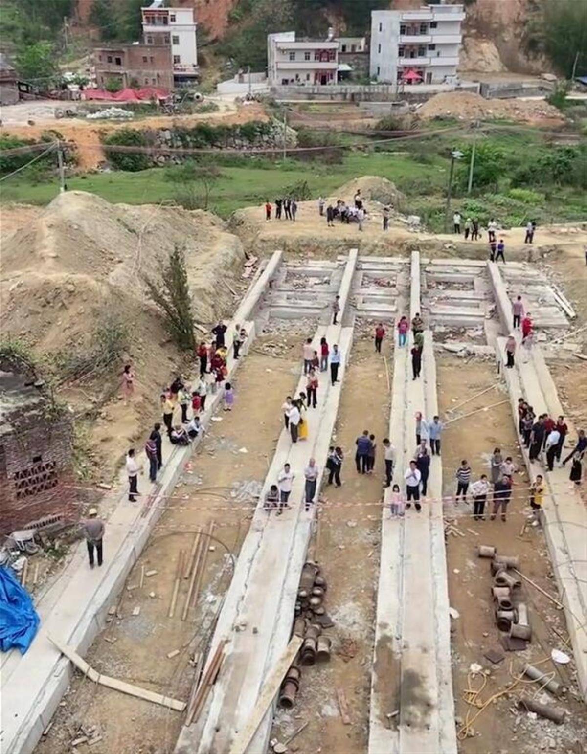 广东一农户花80万元平移4层楼房60米，平移期间全家仍住屋内，施工方揭秘