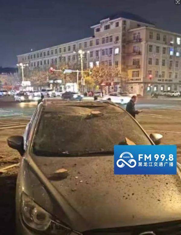哈尔滨一小区居民楼外墙突然脱落，多辆汽车被砸