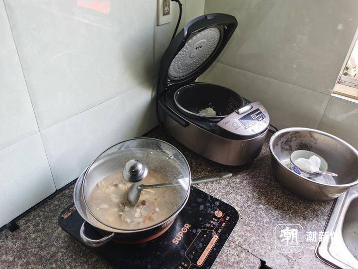 “爸爸一天没回家，我和妹妹没吃饭！”小男孩报警后，意想不到的事发生了