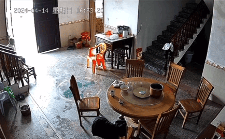 泪目！儿子为老父亲盖衣服，发现他已安详离世…最后遗言破防了