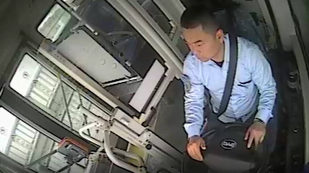 事发长沙橘子洲大桥，公交司机突然靠边停车！