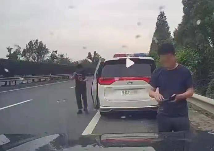 湖北一警车被曝“在高速截停私家车”，警方回应！系荆州车辆