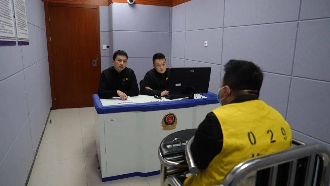 上海警方出动10余个抓捕小组！上百人被骗 太恶劣