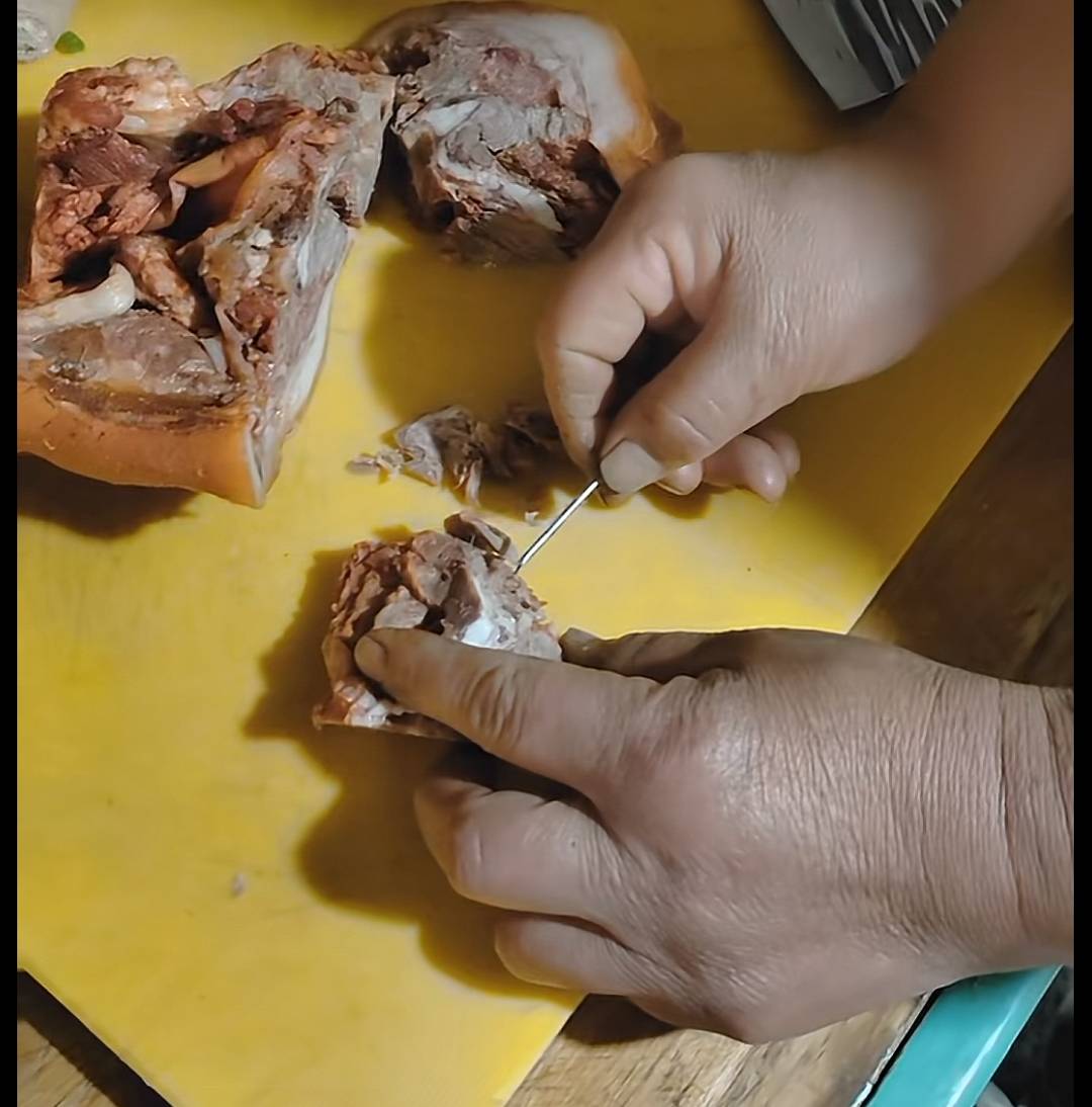 山西吕梁一男子称在猪头肉中切出兽用针头，当地市监部门介入调查