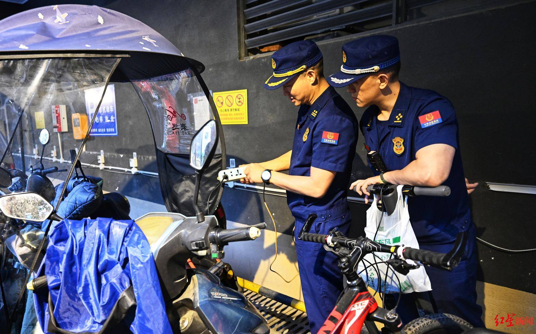 成都夜查电动自行车！记者直击：居民家中接出2米“飞线”，只为给“老人乐”充电