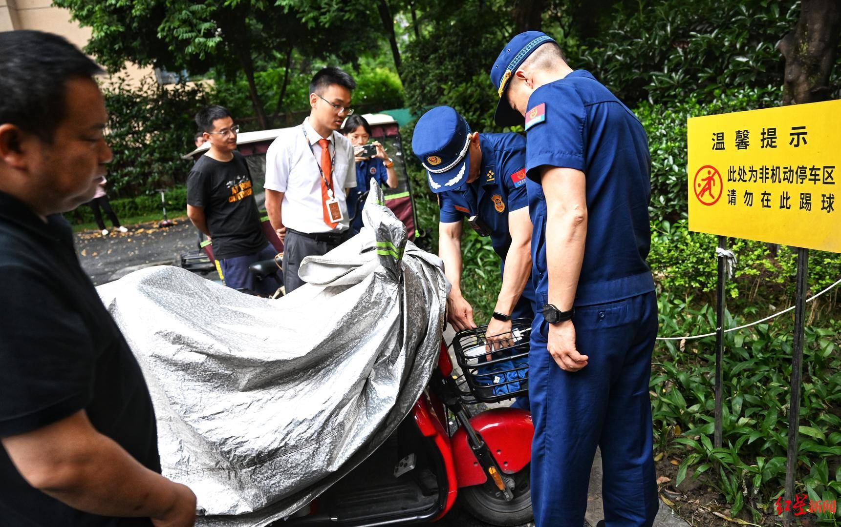 成都夜查电动自行车！记者直击：居民家中接出2米“飞线”，只为给“老人乐”充电