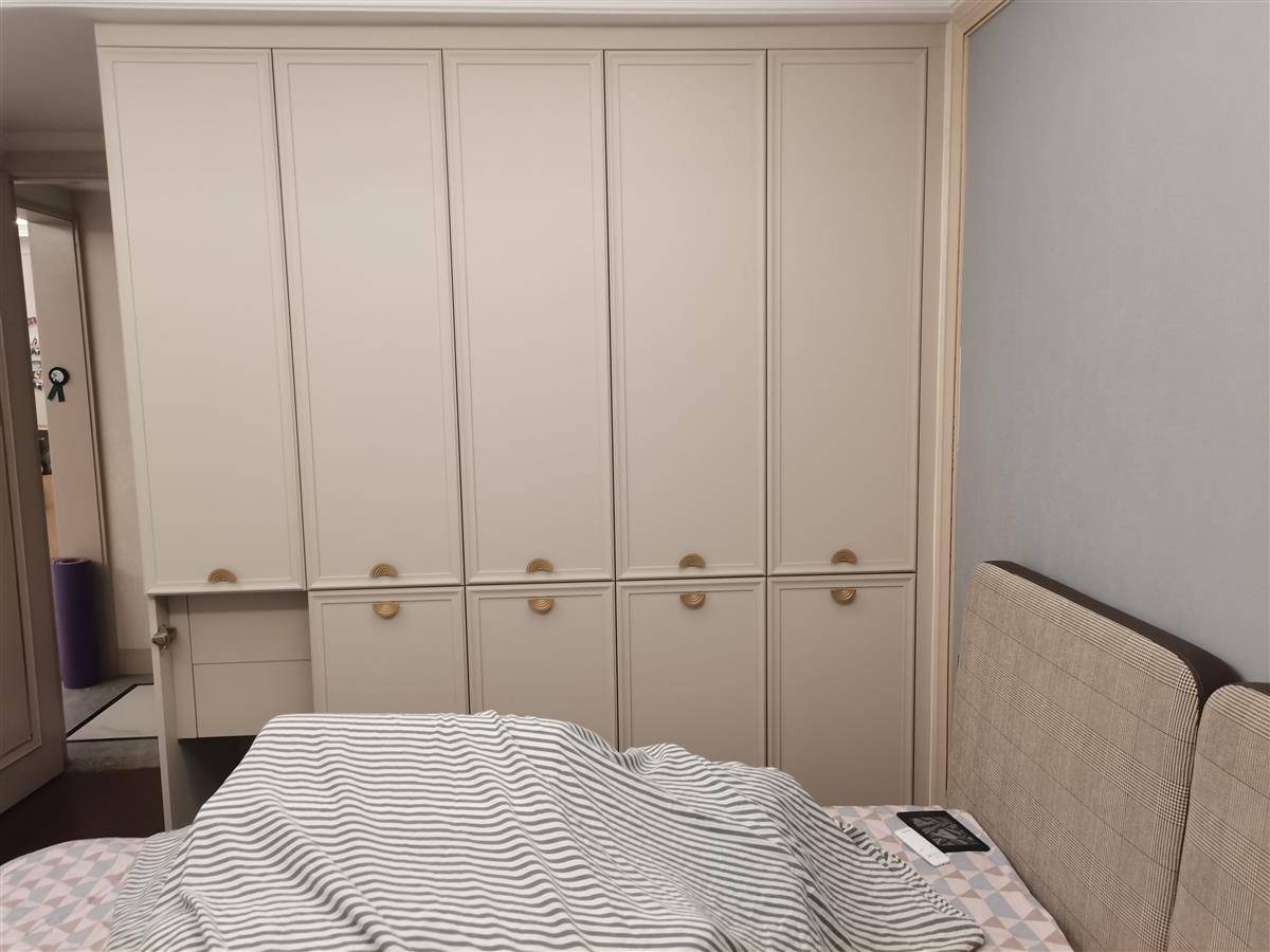 南京女子购买定制衣橱3年异味难除，品牌方：不影响健康，可免费更换衣橱门板