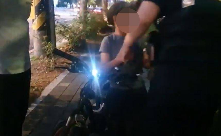 屡教不改！连扇副校长5个耳光的韩国小学生 偷自行车被警察逮个正着