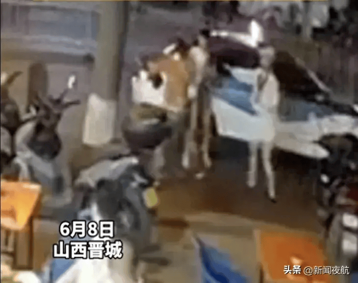 女子一句问话，遭男子当街殴打10多分钟！