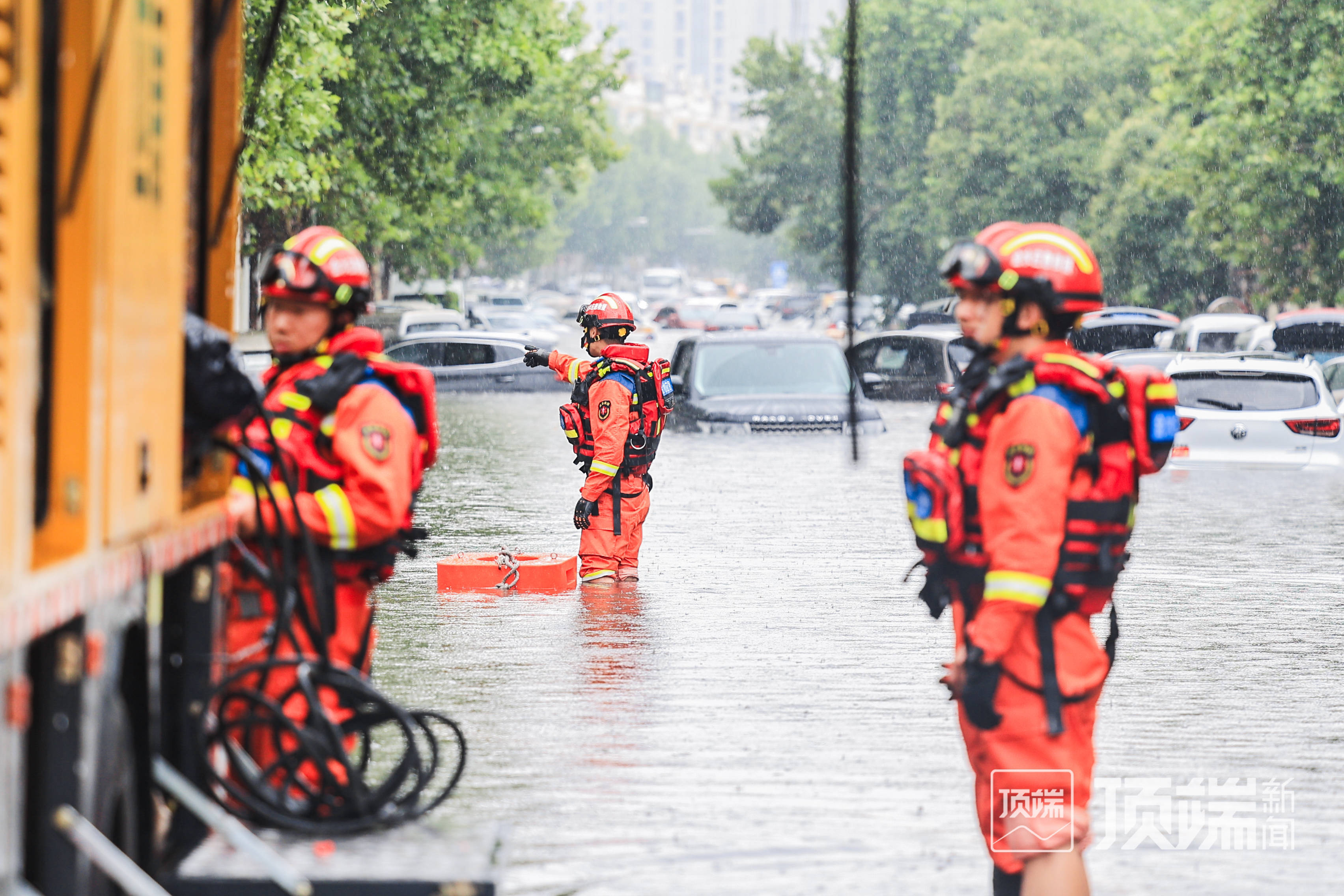 郑州国基路部分路段积水没过汽车引擎盖