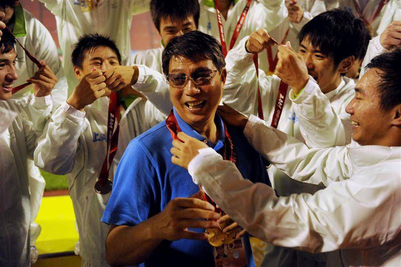 徐根宝证婚，武磊、朱辰杰等国脚到场祝贺，这对新人见证根宝基地“三喜临门”