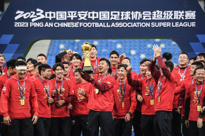 徐根宝证婚，武磊、朱辰杰等国脚到场祝贺，这对新人见证根宝基地“三喜临门”