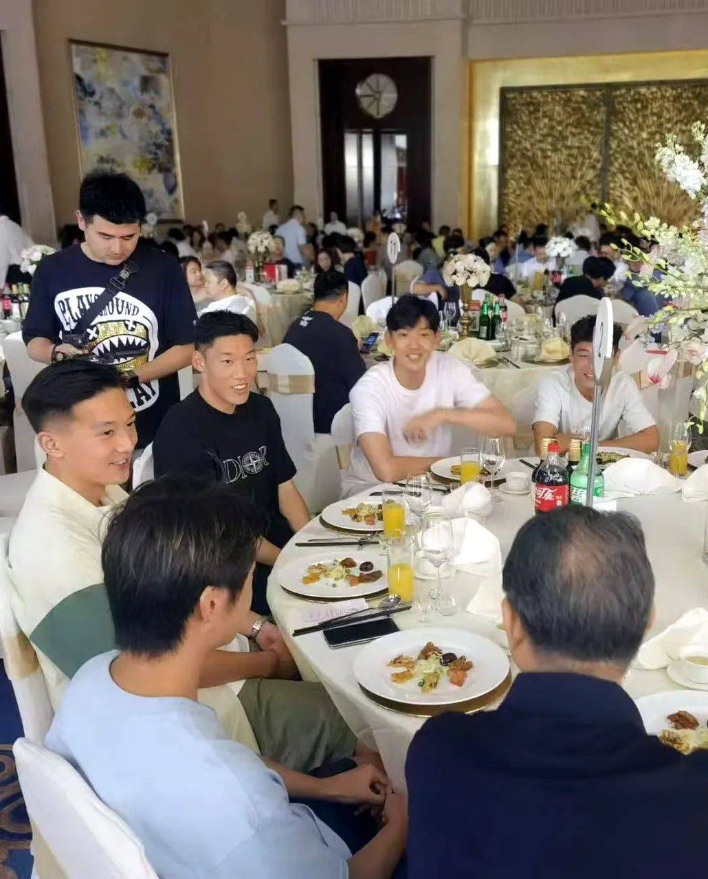 徐根宝证婚，武磊、朱辰杰等国脚到场祝贺，这对新人见证根宝基地“三喜临门”