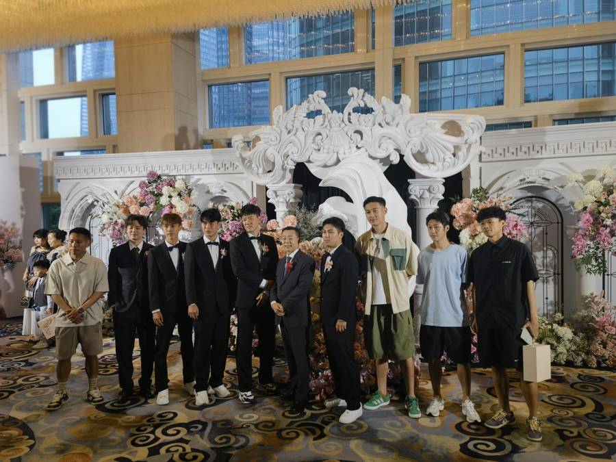 徐根宝证婚，武磊、朱辰杰等国脚到场祝贺，这对新人见证根宝基地“三喜临门”