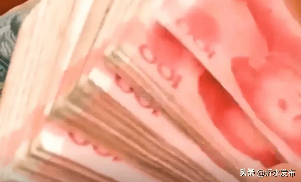 存款到30万别再存定期了，银行经理教你一招，一年利息多拿好几千