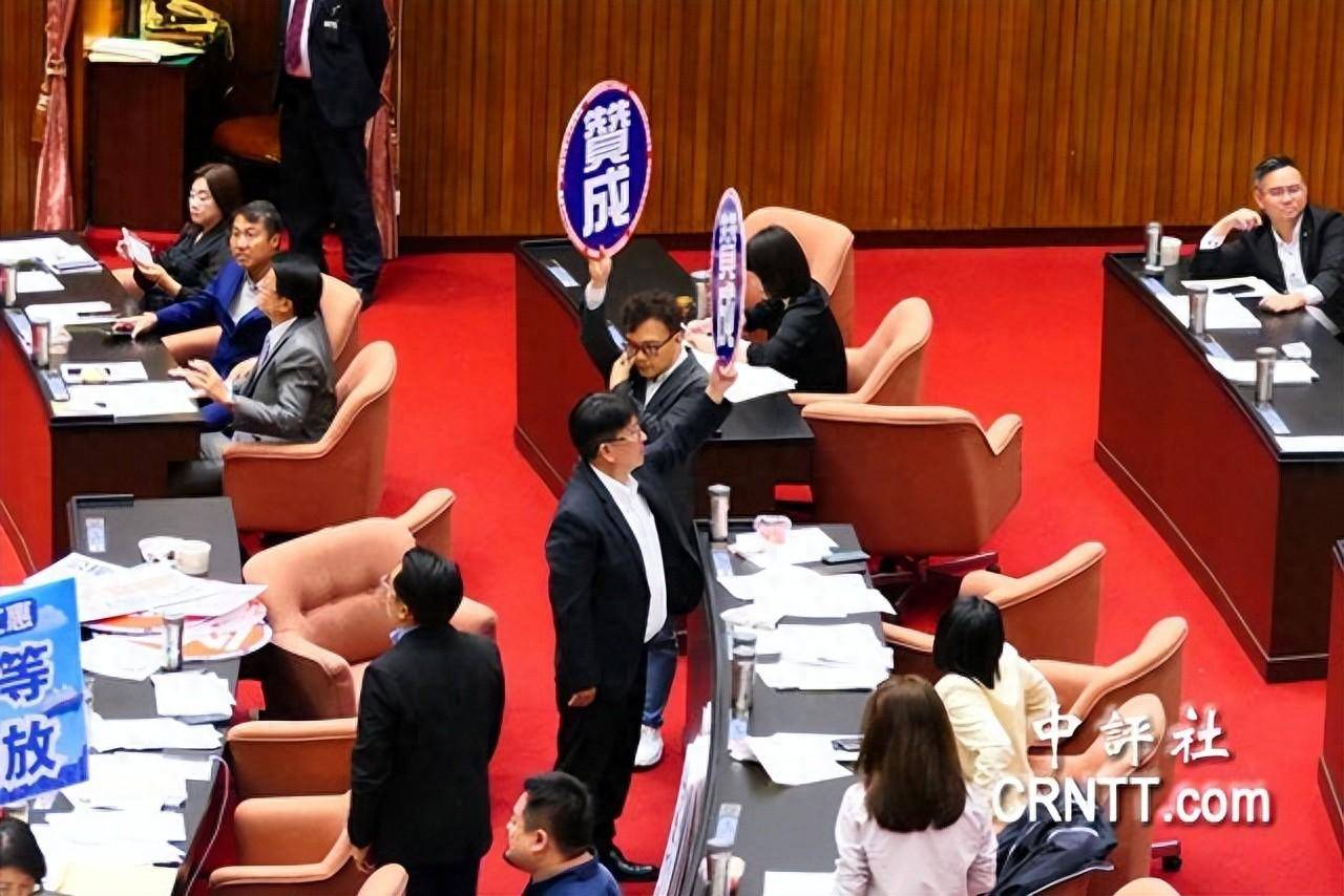 60对48！台民意机构通过解除赴大陆观光禁团令
