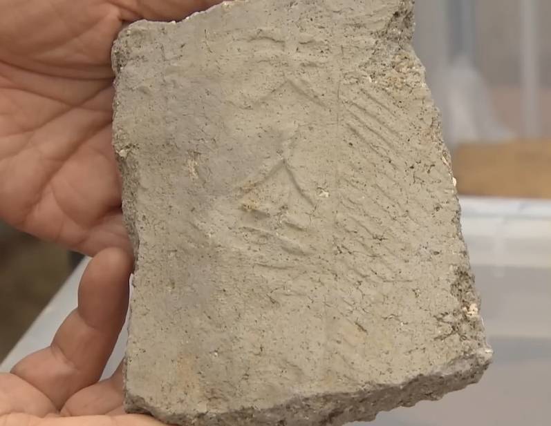 韩国出土1000多年前瓦片：上面用汉字刻着“夫人” 笔画清晰可见