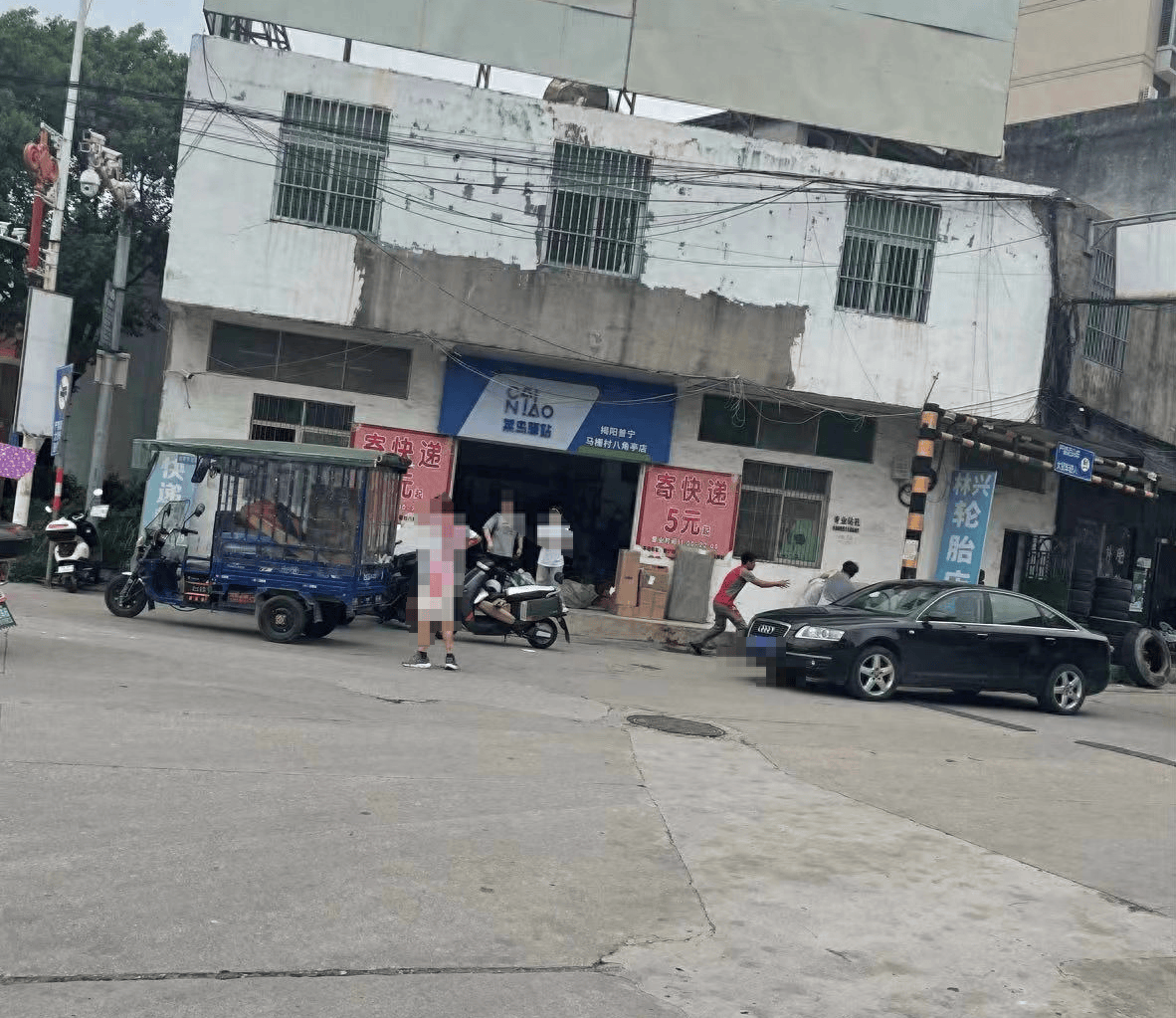 广东揭阳一村干部取快递时遭他人持刀捅伤，街道办：已遇害，正做安抚工作
