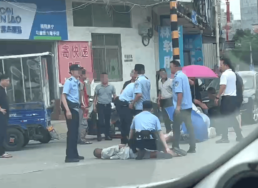 广东揭阳一村干部取快递时遭他人持刀捅伤，街道办：已遇害，正做安抚工作