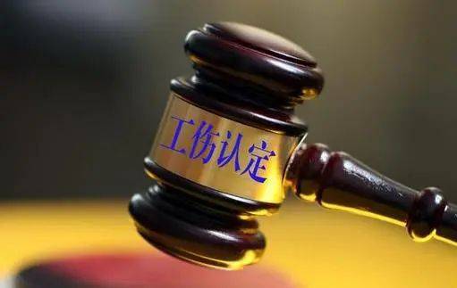男员工帮女同事拧杯盖，不慎被玻璃割伤！算工伤吗？公司：不算！人社：要算！