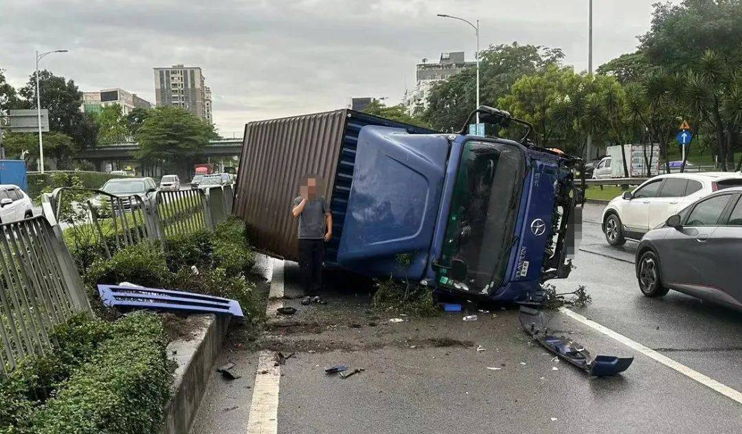 飞速撞向石墩！深圳一小汽车发生车祸，交警提醒