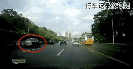 飞速撞向石墩！深圳一小汽车发生车祸，交警提醒