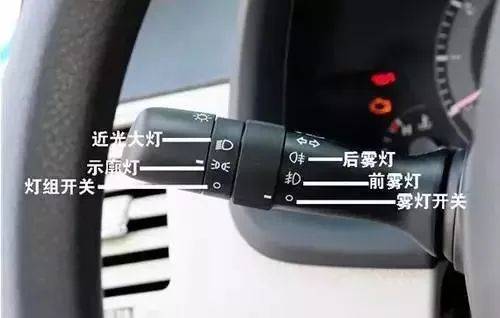飞速撞向石墩！深圳一小汽车发生车祸，交警提醒