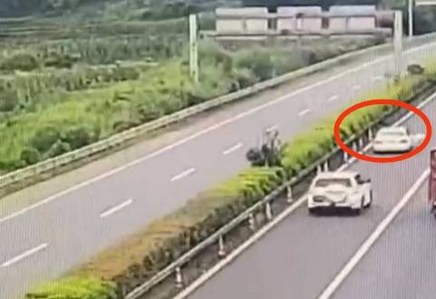 男子在高速公路小客车道上换轮胎，未按规定设置警告标志 被罚200元记3分