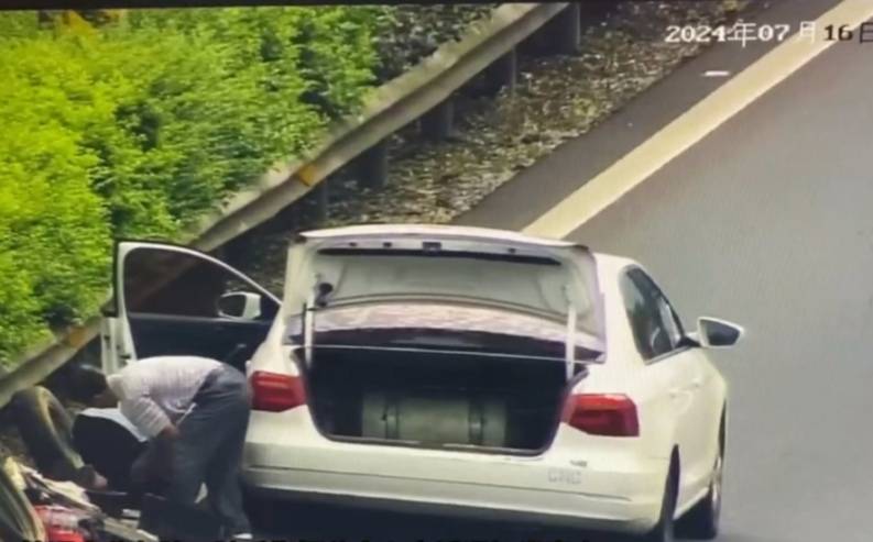 男子在高速公路小客车道上换轮胎，未按规定设置警告标志 被罚200元记3分