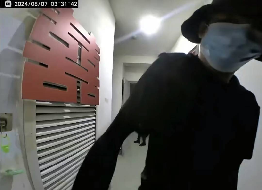 黑衣黑帽黑手套！山东临沂两男子凌晨挨家挨户用卡片撬门？社区：已报警