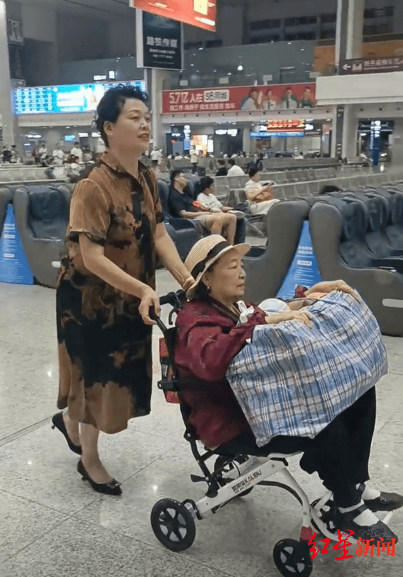 动车上，为让85岁母亲在座位上睡得更舒服，女儿躺地板休息！当事人回应