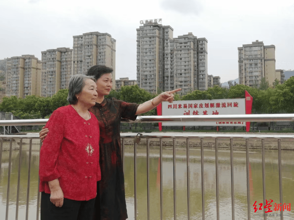 动车上，为让85岁母亲在座位上睡得更舒服，女儿躺地板休息！当事人回应