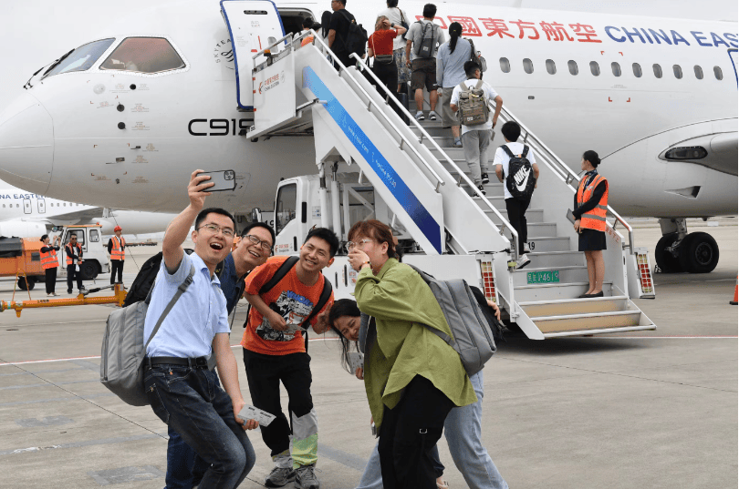 飞行员谈国产大飞机C919 ：常常感受到旅客热情，有飞友专门跟着飞一个来回