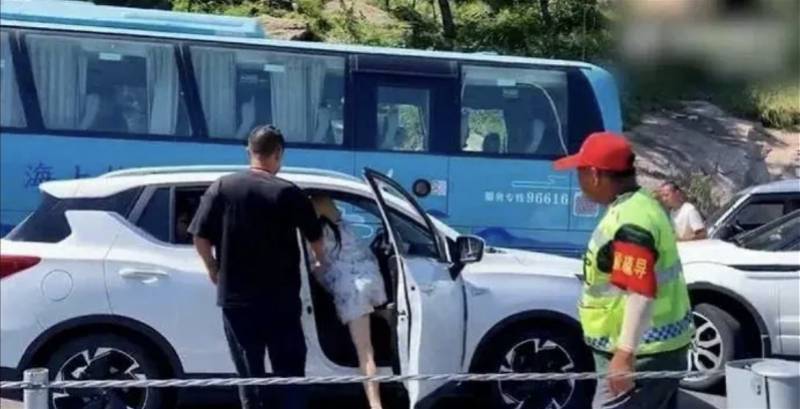 青岛警方称女子逆行打人案中黑衣男子并非民警！曾在现场劝说