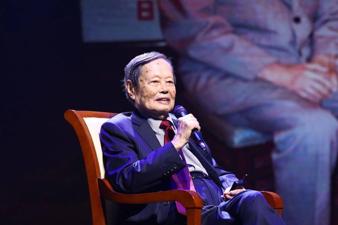 杨振宁先生缅怀室设在父亲曾执教的小楼里｜封面新闻记者清华采访侧记