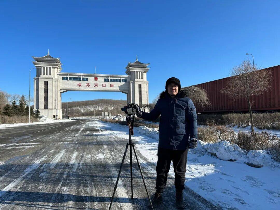 与骆驼对峙、三脚架 “罢工”、边吸氧边采访……看《方圆》记者现场采访有多“硬核”！