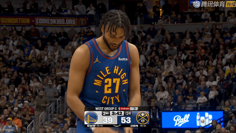 掘金大胜！约基奇26+9+9，赛后约基奇起身走向通道，穆雷接受采访